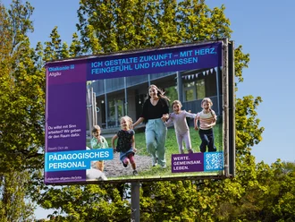 Großflächenplakat der Recruiting-Kampagne der Diakonie Allgäu für pädagogisches Personal mit Erzieherin und laufenden Kindern