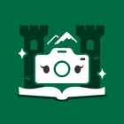 Grünes Icon mit zwei Burgtürmen, einer Kamera mit stilisiertem Gesicht, einem aufgeschlagenen Buch und Bergen im Hintergrund. Symbolisiert kulturelle Entdeckung, Fotografie, Geschichte und Bildung.