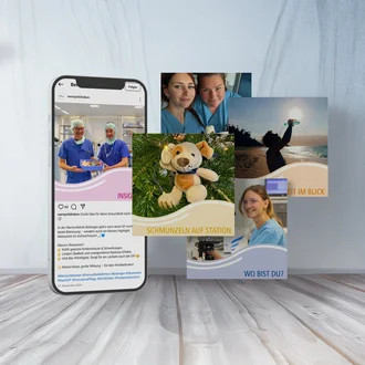 Collage mit mehreren Instagram-Posts der Wertachkliniken auf einem Smartphone-Display und als Einzelmotive. Zu sehen sind medizinisches Personal im OP, ein Plüschlöwe im Weihnachtsbaum mit dem Schriftzug „Schmunzeln auf Station“, eine Person beim Wassertrinken am Strand (mit Text „Gesundheit im Blick“) sowie eine Mitarbeiterin mit Mikroskop (mit dem Call-to-Action „Wo bist du?“). Visuelle Kampagne zur Mitarbeiterkommunikation und Gesundheitsaufklärung.