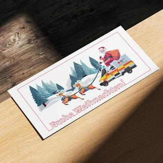Weihnachtskarte mit Illustrationen von Santa Claus, der ein BRK-Einsatzfahrzeug anstelle eines Schlittens zieht, begleitet von Rentieren im Wald – humorvolle Festtagsbotschaft des Bayerischen Roten Kreuzes mit ‚Frohe Weihnachten!‘