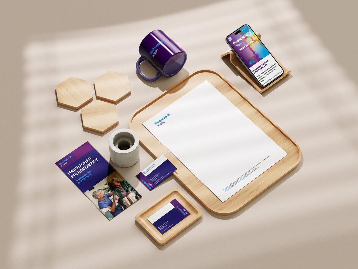 Corporate Design der Diakonie Allgäu auf Briefpapier, Visitenkarten, Flyer, Tasse und Website