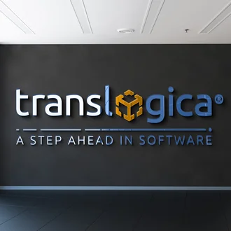 Modernes 3D-Wandlogo der Marke translogica mit Slogan „A step ahead in software“ in einem lichtdurchfluteten Büroflur – professioneller Markenauftritt eines Softwareunternehmens mit Fokus auf Innovation und digitale Logistiklösungen.