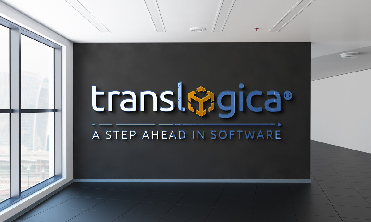 Modernes 3D-Wandlogo der Marke translogica mit Slogan „A step ahead in software“ in einem lichtdurchfluteten Büroflur – professioneller Markenauftritt eines Softwareunternehmens mit Fokus auf Innovation und digitale Logistiklösungen.