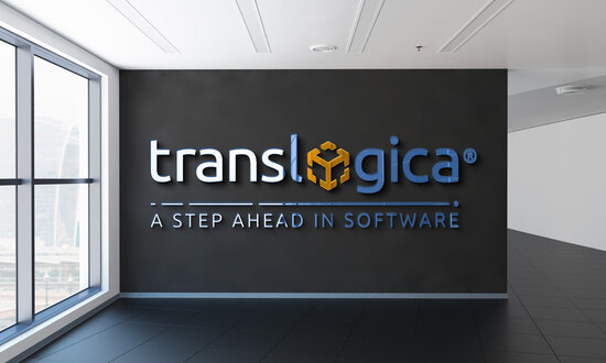 Modernes 3D-Wandlogo der Marke translogica mit Slogan „A step ahead in software“ in einem lichtdurchfluteten Büroflur – professioneller Markenauftritt eines Softwareunternehmens mit Fokus auf Innovation und digitale Logistiklösungen.