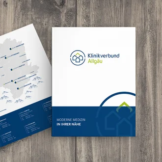 Patientenmappe des Klinikverbunds Allgäu im neuen Corporate Design mit Logo und Übersicht der Klinikstandorte