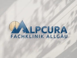 Logo der Alpcura Fachklinik Allgäu auf heller Wand mit Schattenwurf von Bäumen, in 3D-Optik mit Bergsymbol und Sonne im Markenbild.