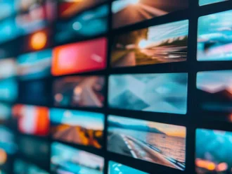 Nahaufnahme einer Vielzahl von Bildschirmen oder Thumbnails, die in Reihen angeordnet sind und verschiedene bunte Inhalte darstellen – Fokus auf digitale Medien, Streaming oder visuelle Daten