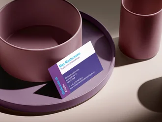 Visitenkarte der Diakonie Allgäu im lila-blauen Corporate Design