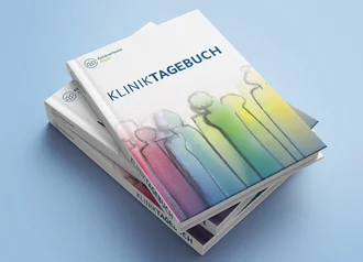Kliniktagebuch des Klinikverbund Allgäu mit farbigem Coverdesign, stilisierten Figuren und Logo – Symbol für Patientenbindung und persönliche Dokumentation im Klinikalltag.