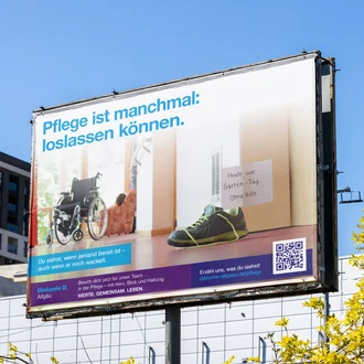 Großflächenplakat der Diakonie Allgäu für Pflegekräfte mit einem abgestellten Schuh vor einem Bewohnerzimmer