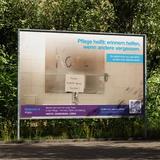 Plakat der Pflegekampagne der Diakonie Allgäu mit beschlagenem Badezimmerspiegel und einer Erinnerung für einen demenzkranken Bewohner