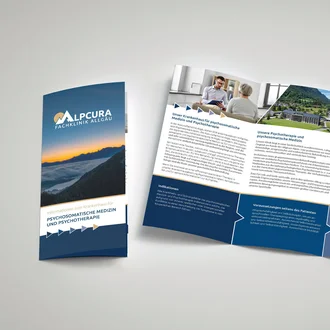 Aufgeklappter Infoflyer der Alpcura Fachklinik Allgäu zur psychosomatischen Medizin und Psychotherapie mit Text, Bildern und Klinikvorstellung.