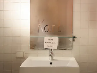 Beschlagener Badezimmerspiegel mit dem Namen Karl und dem Hinweis „Heute kommt deine Tochter“