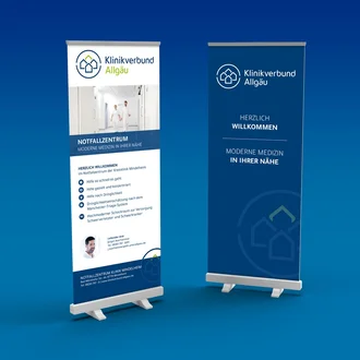 Roll-up-Banner des Klinikverbunds Allgäu für Notfallzentrum und Klinikkommunikation im Corporate Design