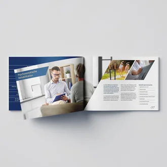 Imagebroschüre der Alpcura Fachklinik Allgäu auf dunklem Holztisch, geöffnet mit Einblick in Patientenzimmer, Titel: Experten für Psychosomatik und Pneumologie.