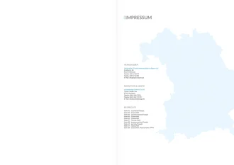 Impressumsseite der VPKA-Broschüre mit Kontaktdaten des Herausgebers (Verband der Privatkrankenanstalten in Bayern e.V.), Angaben zur verantwortlichen Agentur für Redaktion und Grafik (schmiddesign GmbH & Co. KG, Kempten) sowie Auflistung der Bildrechte, illustriert mit einer hellblauen Bayernkarte im Hintergrund.