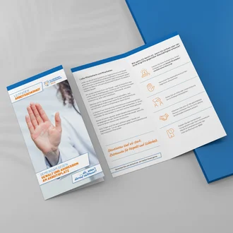 Aufgeschlagener Flyer des Allgemeinen Krankenhauses Celle mit Leitfaden zur Arbeitssicherheit und Maßnahmen gegen Gewalt am Arbeitsplatz