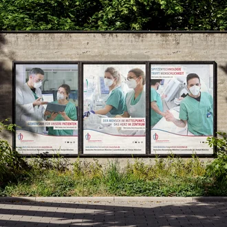 Recruiting Plakate des Deutschen Herzzentrums München im öffentlichen Raum – drei Motive mit medizinischem Personal, die für Empathie, Teamarbeit und Spitzentechnologie werben – Slogans wie „Gemeinsam für unsere Patienten“ und „Der Mensch im Mittelpunkt“