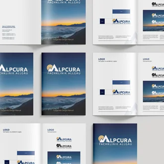 Aufgeschlagenes Corporate Design Manual der Alpcura Fachklinik Allgäu mit Logo-Richtlinien zu Wort-Bild-Marke, Schutzraum und Mindestgröße.