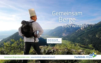 Koch mit Rucksack und Kochmütze steht auf Berggipfel mit Ausblick ins Tal – markantes Plakatmotiv der Fachklinik Allgäu für Berufe in der Küche, inklusive Slogan „Gemeinsam Berge überwinden“.