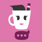 Pinkes Icon mit stilisierter weißen Tasse als Gesicht, darin ein Blatt Papier und ein Bleistift. Die Tasse hat freundliche Augen und steht auf einer violetten Sprechblase mit drei Punkten. Symbolisiert kreative Schreibkommunikation, Redaktion, Textarbeit oder Content Creation. 