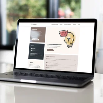 Laptop zeigt Website des Projekts Regi-OA im Landkreis Oberallgäu mit Tipps zu Krisenvorsorge, Warnsystemen, Downloads und persönlicher Resilienz – visuell unterstützt durch gezeichnete Icons wie Glühbirne und Warnsymbol.