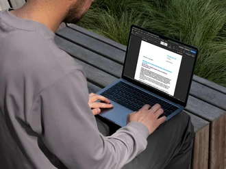 Redaktionelle Pressearbeit für die Diakonie Allgäu auf einem Laptop