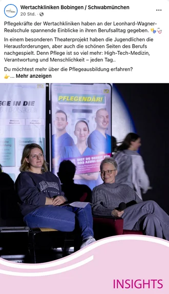 Pflegekräfte der Wertachkliniken geben an der Leonhard-Wagner-Realschule im Rahmen eines Theaterprojekts Einblicke in ihren Berufsalltag. Im Vordergrund sitzen zwei Pflegerinnen mit Mikrofonen, im Hintergrund ein Plakat mit der Aufschrift „PFLEGENDÄR!“ und Bildern junger Pflegekräfte. Thematisiert werden Verantwortung, Menschlichkeit und High-Tech-Medizin in der Pflegeausbildung.
