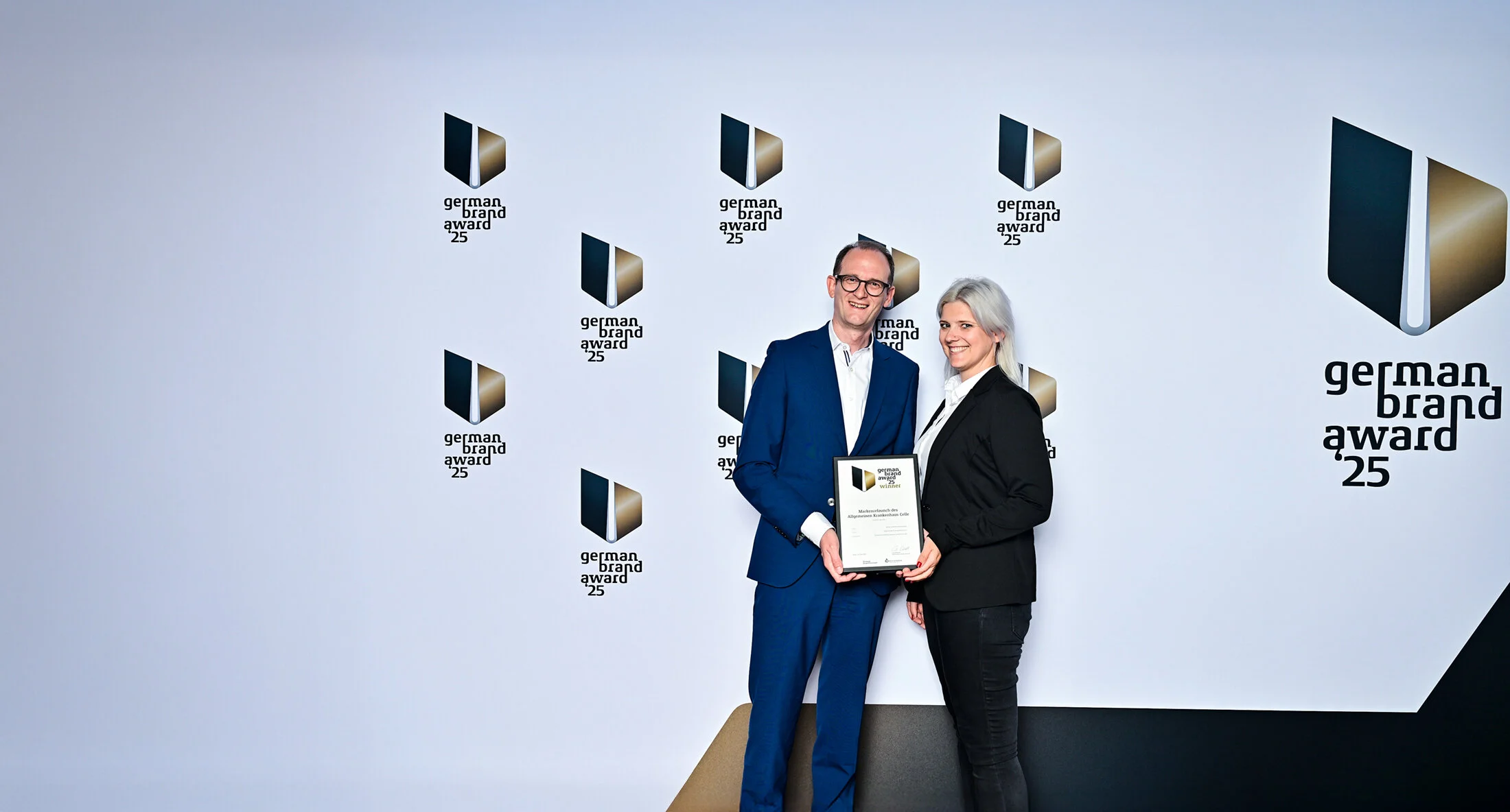 Fabian und Teresa Schmid, Geschäftsführer der Kommunikationsagentur Denkströme, bei der Verleihung des German Brand Award 2025 in Berlin. Beide halten eine Urkunde vor der offiziellen Award-Wand und lächeln in die Kamera. Die Preisverleihung würdigt exzellente Markenführung in Europa und fand im Rahmen der renommierten German Brand Convention statt.