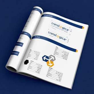 Aufgeschlagenes Corporate-Design-Manual der Marke „translogica“ auf dunkelblauem Hintergrund, mit detaillierten Angaben zu Logo-Varianten, Schutzraum, Farbdefinitionen und Farbcodes – professionelle Darstellung visueller Markenrichtlinien für konsistente Unternehmenskommunikation.