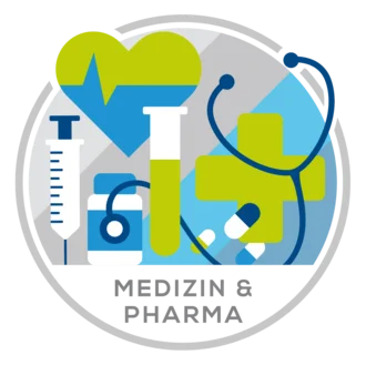 Illustration zum Thema „MEDIZIN & PHARMA“ – stilisierte medizinische Symbole wie Herz mit Puls, Kreuz, Stethoskop, Spritze, Medikamentenfläschchen, Reagenzglas und Tabletten in einem kreisrunden Icon mit der Aufschrift „MEDIZIN & PHARMA“ darunter; farblich in Blau, Grün, Weiß und Grau gehalten