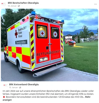 Rettungswagen des BRK Oberallgäu auf einem Einsatzgelände mit startbereitem Rettungshubschrauber – symbolisch für 992 Einsätze der ehrenamtlichen BRK-Bereitschaften im Jahr 2024, darunter 120 Einsätze des HVO Oberstaufen
