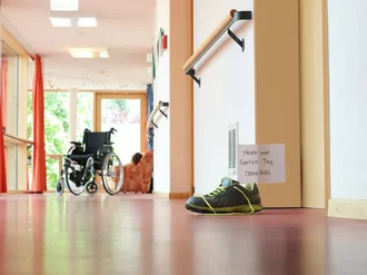 Einzelner Schuh vor einem Bewohnerzimmer mit dem handschriftlichen Hinweis „Heute war Garten-Tag. Ohne Hilfe“