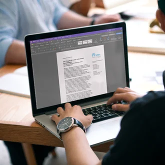 Person arbeitet an einem Laptop an einer Pressemitteilung des VPKA mit dem Titel „Als Pflegekraft in der Ambulanten Rehabilitation“ – professionelle Texterstellung im Gesundheitsbereich mit Fokus auf Fachkräftegewinnung und Öffentlichkeitsarbeit.