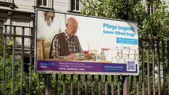 Recruiting-Plakat der Diakonie Allgäu für Pflegekräfte mit einem älteren Mann beim Frühstück und der Kampagnenzeile „Pflege beginnt, bevor Alfred fragt“