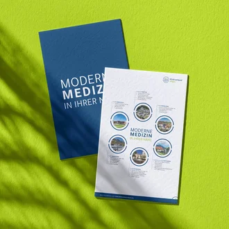 Informationsmaterial des Klinikverbunds Allgäu mit Klinikstandorten und Claim „Moderne Medizin in Ihrer Nähe“