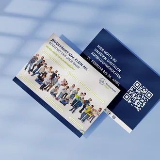Postkarte des Klinikverbund Allgäu zur Nachwuchswerbung mit Slogan „Jeder fängt mal klein an“, Kinder in Berufsrollen, Hinweis auf digitale Ausbildungswochen im Februar–April und großem QR-Code zum Mitmachen.