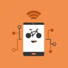 Orangefarbenes Icon mit stilisiertem Smartphone als Gesicht, Fahrrad als Augenmotiv und WiFi-Symbol über dem Kopf. Umgeben von elektronischen Schaltkreislinien. Symbolisiert digitale Mobilität, Smart Mobility, Radverkehr 4.0 oder vernetzte Verkehrsprojekte.