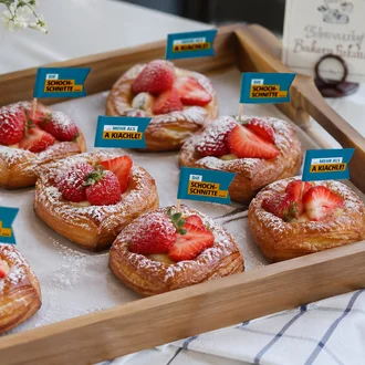 Schoch-Schnitte als Wahlkampfgebäck mit Kampagnenfähnchen für Christian Schoch