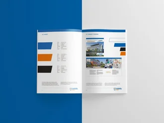 Aufgeschlagenes CD-Manual des Allgemeinen Krankenhauses Celle mit Farbdefinitionen und Beispielanwendungen der Markenfarben