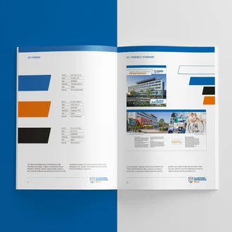 Aufgeschlagenes CD-Manual des Allgemeinen Krankenhauses Celle mit Farbdefinitionen und Beispielanwendungen der Markenfarben