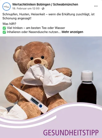 Ein brauner Kuschelbär mit Taschentuch, Fieberthermometer und Hustensaftflasche – Symbolbild für Erkältung. Der Facebook-Beitrag der Wertachkliniken Bobingen / Schwabmünchen gibt Gesundheitstipps bei Schnupfen, Husten und Heiserkeit, wie viel Trinken, Inhalieren oder Nasendusche, für eine schnelle Genesung bei Erkältung.