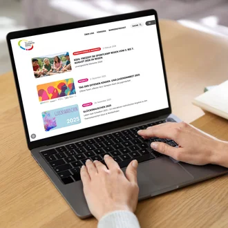 Laptop-Mockup mit aktuellen Nachrichten des Stadtjugendrings Kempten.