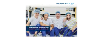 Recruiting Plakat: Vier junge Auszubildende in Arbeitskleidung und Haarnetz sitzen lachend in einer Produktionshalle bei EK-Pack Folien – Ausbildung mit Teamgeist in der Kunststoffindustrie