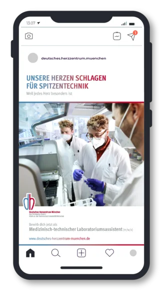 Instagram-Post des Deutschen Herzzentrums München zur Bewerbung als Medizinisch-technischer Laboratoriumsassistent (m/w/x) – mit dem Slogan „Unsere Herzen schlagen für Spitzentechnik“ – zeigt medizinisches Personal im Labor mit modernster Diagnosetechnik