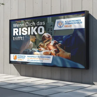 Citylight-Plakat an Bushaltestelle mit Werbung für das Perinatalzentrum Level 1 des Allgemeinen Krankenhauses Celle, Motiv mit Neugeborenem im OP