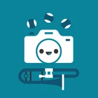 Fröhliches Icon auf türkisfarbenem Hintergrund mit einer stilisierten Kamera als Gesicht, Trompete darunter und drei jonglierenden Bällen darüber. Symbolisiert kreative Freizeitaktivitäten wie Fotografie, Musik und Jonglage. 