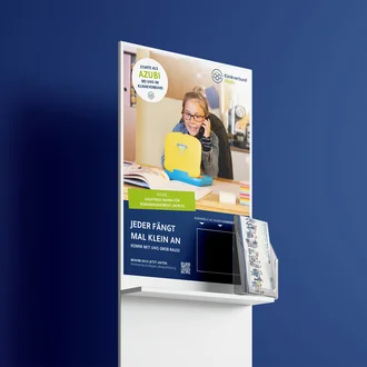 Informationsstand mit Plakatmotiv eines Mädchens am Laptop und Spieltelefon – authentischer Einblick in den Büroalltag für kaufmännische Ausbildungsberufe beim Klinikverbund Allgäu.