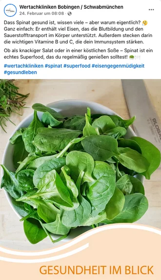 Frischer Spinat in einer weißen Schale auf einem hellen Küchentisch, daneben ein Messer und Kräuter. Der Facebook-Post der Wertachkliniken informiert über die gesundheitlichen Vorteile von Spinat als Superfood, reich an Eisen und Vitaminen B und C zur Unterstützung des Immunsystems und der Blutbildung. Ideal für gesunde Ernährung und Energie.