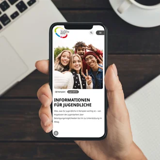 Smartphone-Mockup mit der mobilen Website des Stadtjugendrings Kempten.